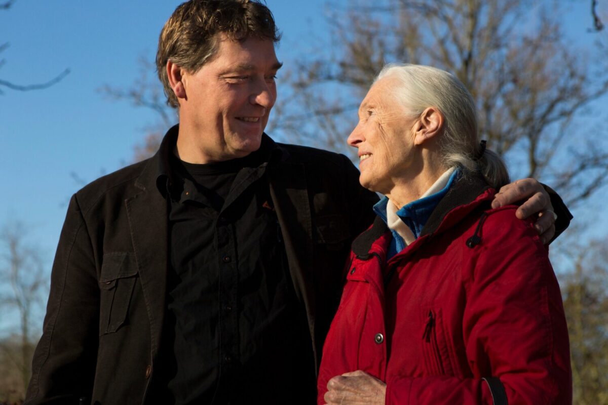 Jane Goodall besucht AAPs Auffangstation und trifft Geschäftsführer David van Gennep.