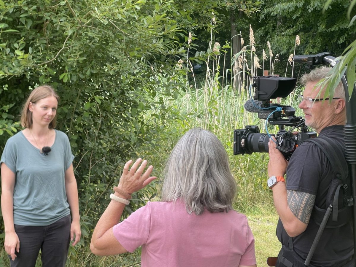 Dreharbeiten für die VOX-Serie „Martin Rütters Tierheimhelden“: Das Produktionsteam bereitet ein Interview vor.